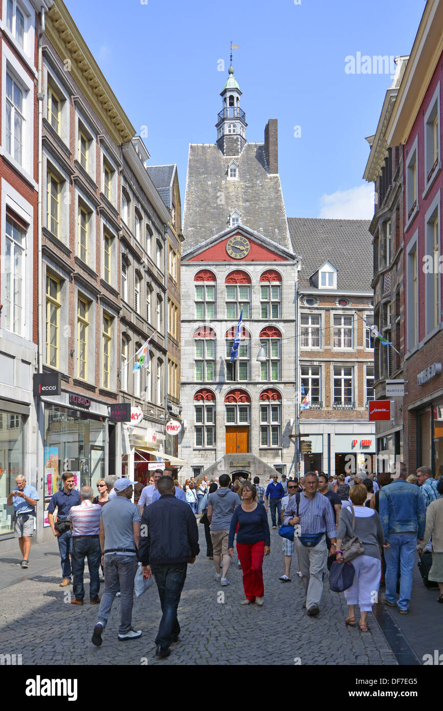 Maastricht City Grote Staat Einkaufsstraße historisches altes Dinghuis Gebäude & Uhr 2013 war Touristeninformation in Limburg, Niederlande Europa Stockfoto