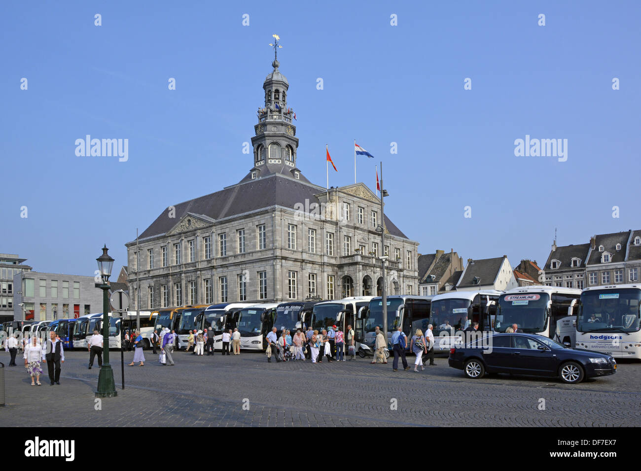Maastricht City UK Reisebusse und Fahrer parkten das historische Rathaus und transportierten Touristen zu André Rieu und seinem Orchester im Sommer Abend Konzert im Freien Stockfoto