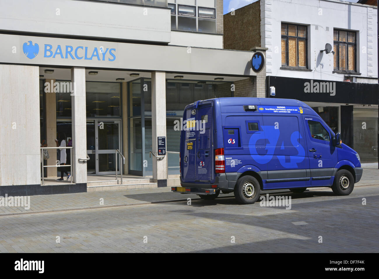 G4S Business Operating hohe Sicherheit Lieferung van finanziellen Verkehr Parken ausserhalb der Straße Filiale von Barclays Bank Brentwood Essex England Großbritannien Stockfoto