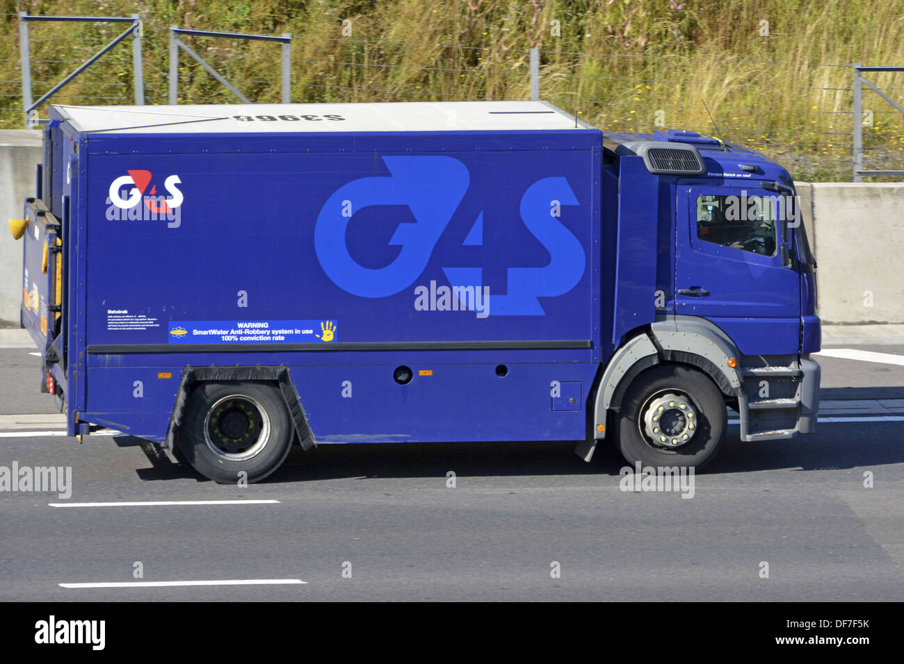 G4S-Hochleistungs-Hochsicherheits-LKW auf Autobahn mit Smart Wasser Anti-Diebstahl-System ausgestattet Stockfoto