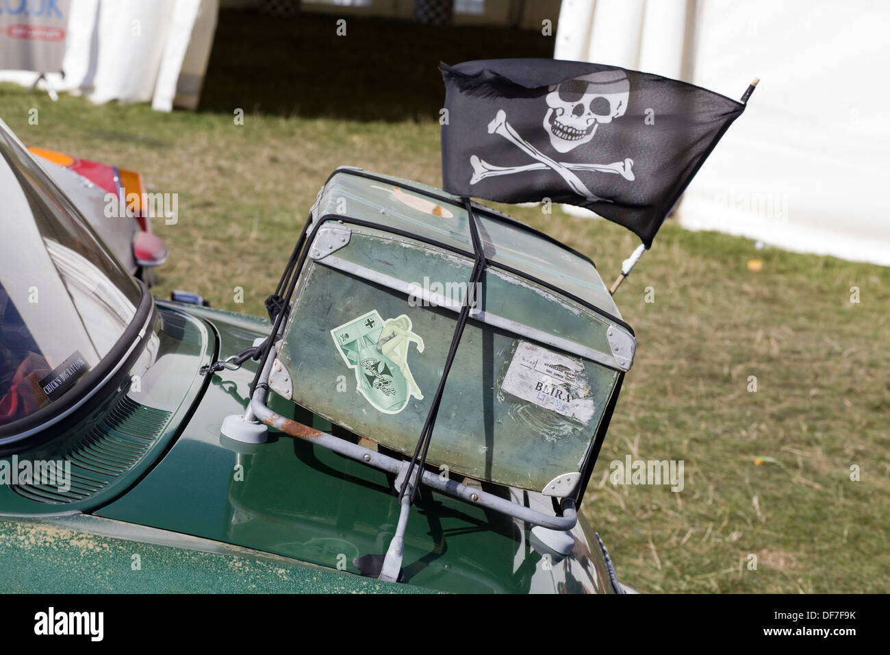 Alten Retro-Stamm mit einer lustigen Rodger Fahne angebracht zu einem Kofferraum eines Autos von Volkswagen Stockfoto