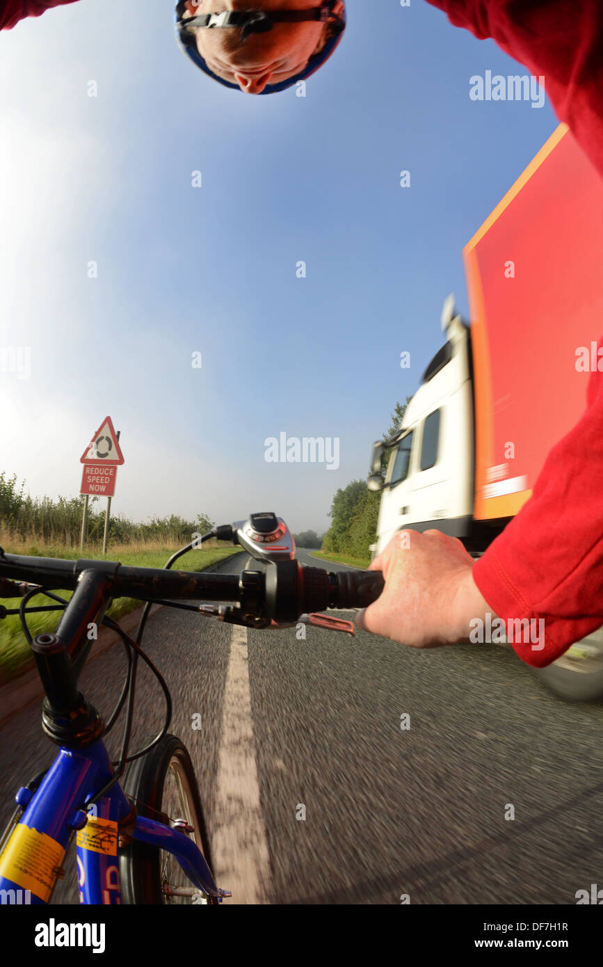 artikuliert LKW überholen Radsportler, Mountain-Bike auf Landstraße in der Nähe von LeedsYorkshire Vereinigtes Königreich Stockfoto