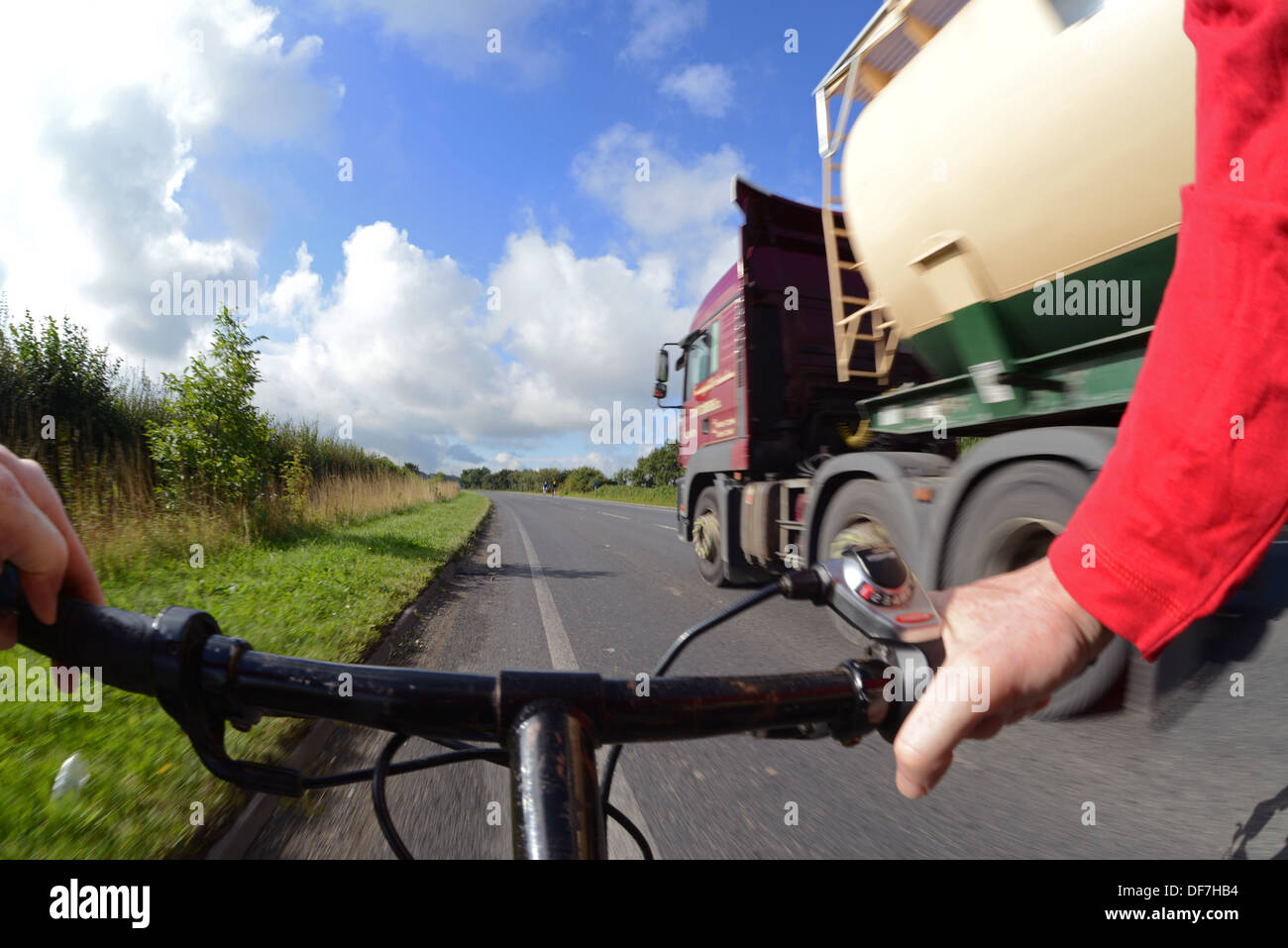 artikuliert LKW überholen Radsportler, Mountain-Bike auf Landstraße in der Nähe von LeedsYorkshire Vereinigtes Königreich Stockfoto