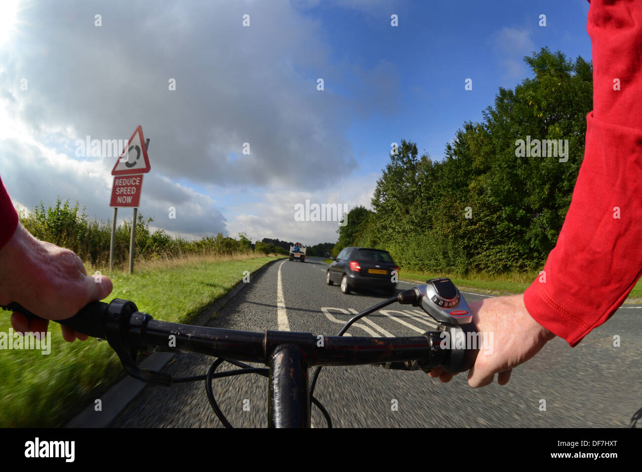 Auto überholen Radfahrer fahren Mountainbike auf Landstraße in der Nähe von LeedsYorkshire Vereinigtes Königreich Stockfoto
