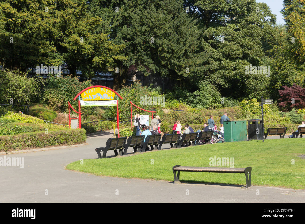 Besucher rund um den Eingang zur Tierwelt Attraktion im Moos Bank Park, Bolton, am letzten Wochenende des Betriebs. Stockfoto