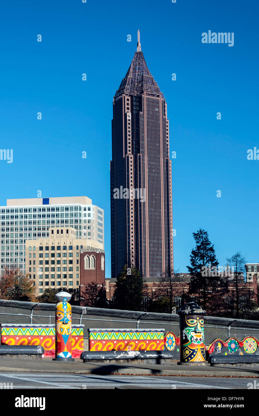 Über Volkskunst Park aus betrachtet, ist das 55-Geschichte Bank of America Plaza Gebäude höchste Gebäude in Atlanta, Georgia. Stockfoto
