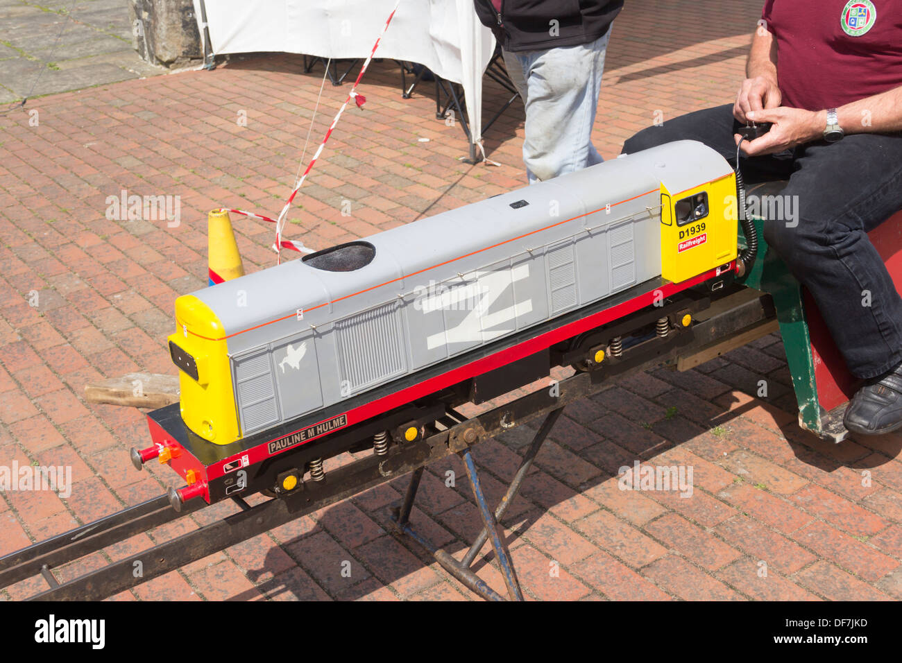 Miniatur Eisenbahn Class 20 Diesel-Zug ausgeführt wird, auf einer temporären Strecke von 7 1/4' gauge Track von Rochdale Modell Ingenieure Stockfoto