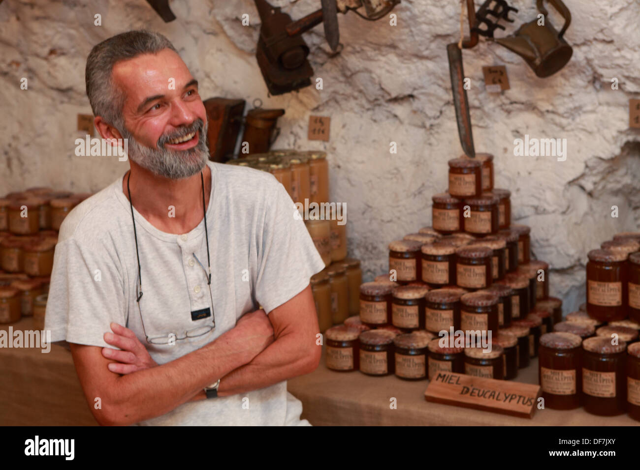 Honig-Hersteller in seinem Geschäft in der Provence Stockfoto