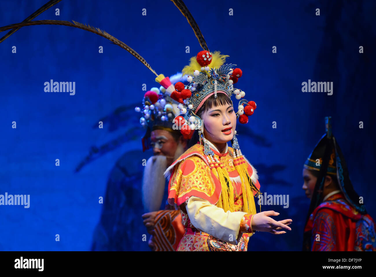 Kowloon, Hong Kong - 17. August 2013: A Performer traditionelle chinesische Oper auf dem chinesischen Ghost Festival durchführen. Stockfoto