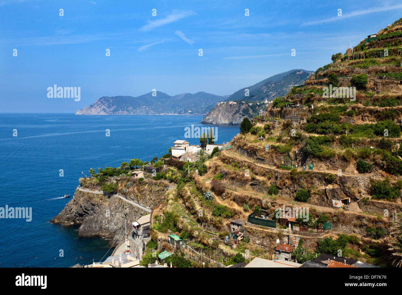 Terrassierten Weinberge und Blick auf Corniglia in Manarola Cinque Terre Ligurien Italien Stockfoto