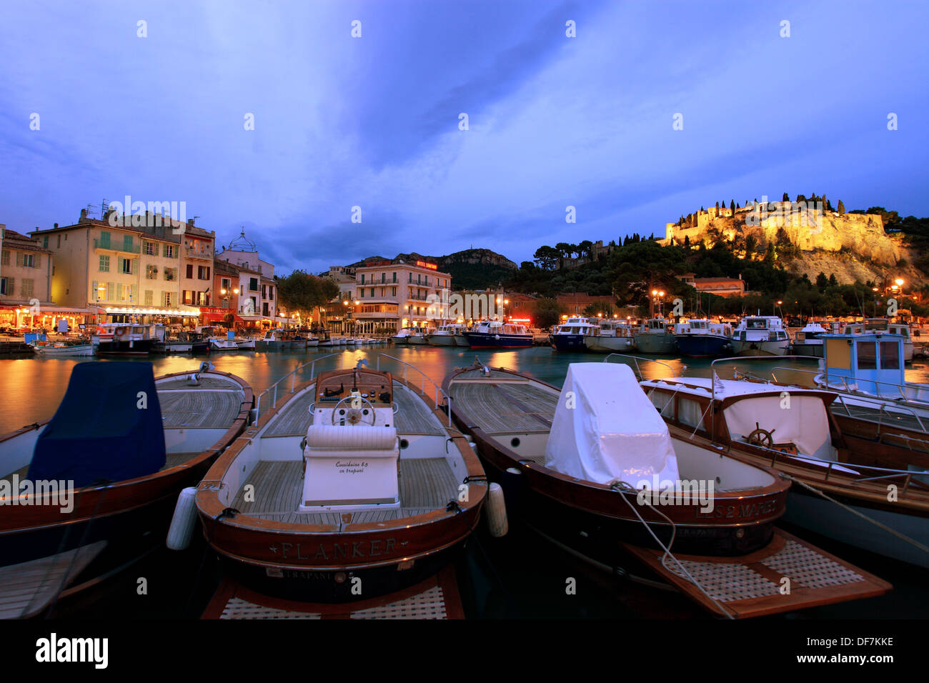 Die kleine Fischerei Hafen von Cassis in der Nacht. Stockfoto