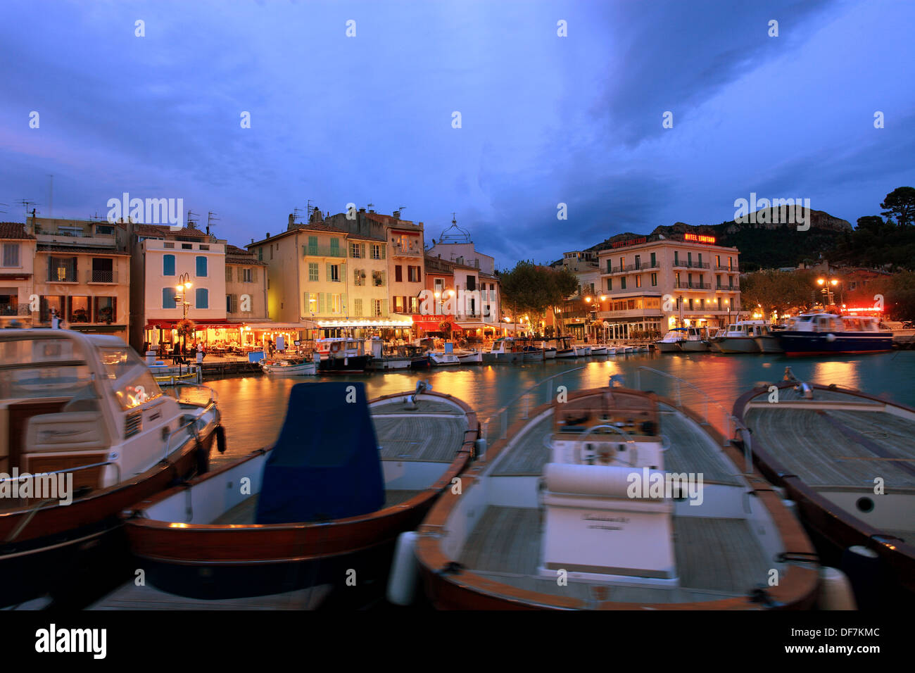 Die kleine Fischerei Hafen von Cassis in der Nacht. Stockfoto