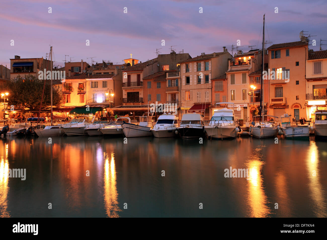 Die kleine Fischerei Hafen von Cassis in der Nacht. Stockfoto