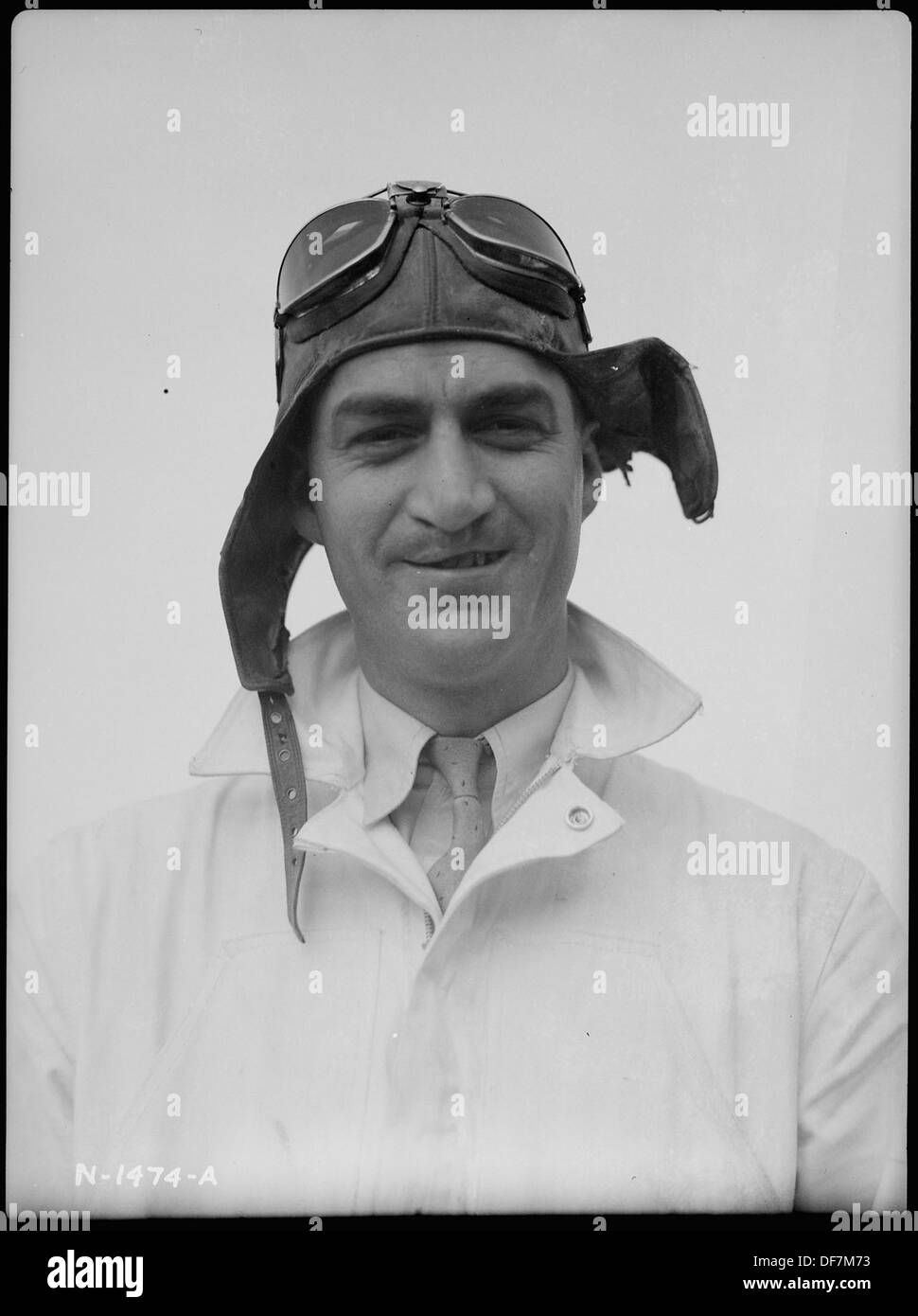 Ein Foto zeigt Paul Flannery, einen Piloten der Tennessee Valley Authority (TVA), und spiegelt seine Rolle bei der Verwaltung des Luftverkehrs für die TVA wider. Stockfoto