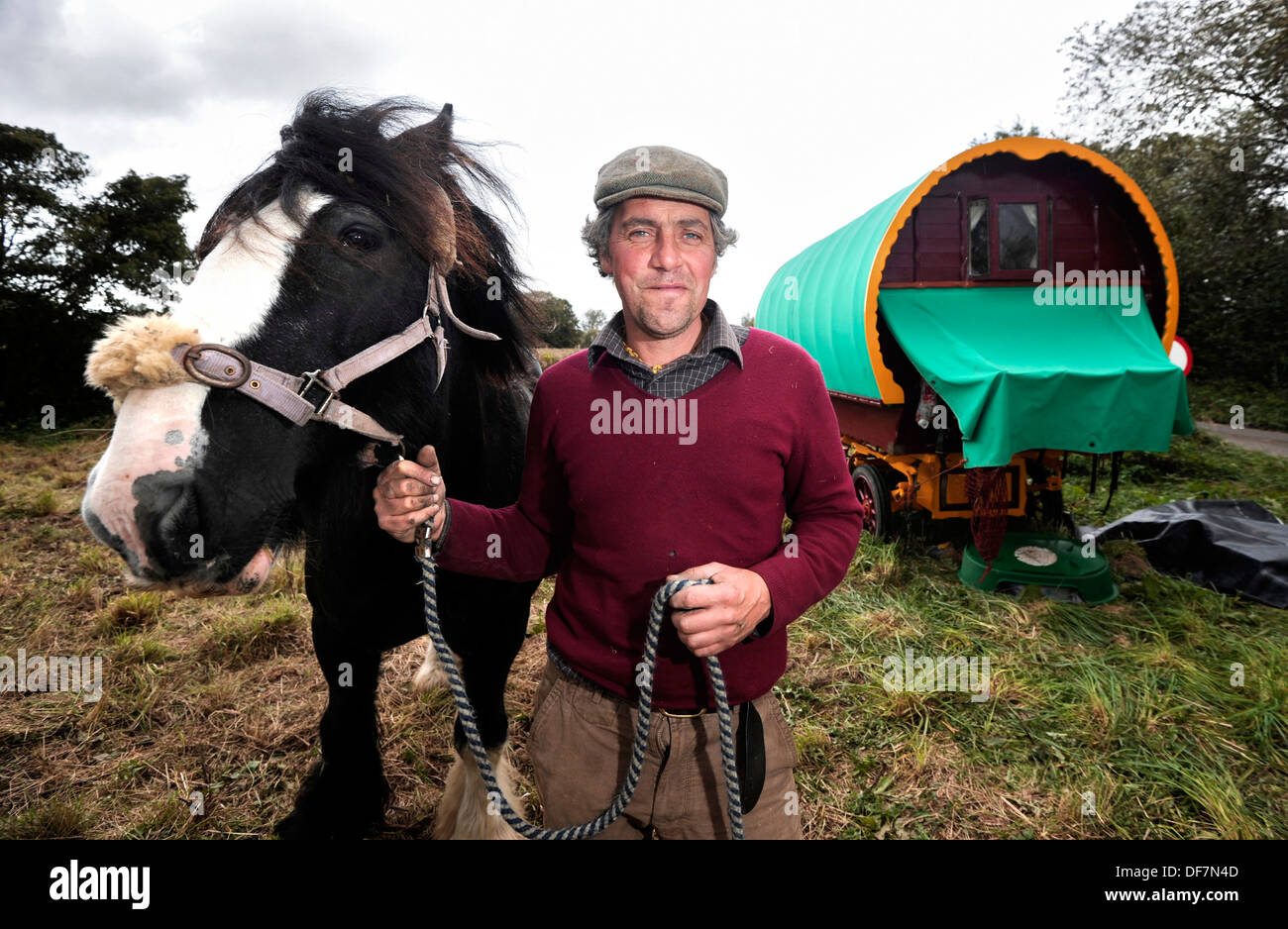 Traditionelle Reisen Zigeunerwagen, East Sussex. Stephen Jones mit seinem Pferd Tegryn Stockfoto
