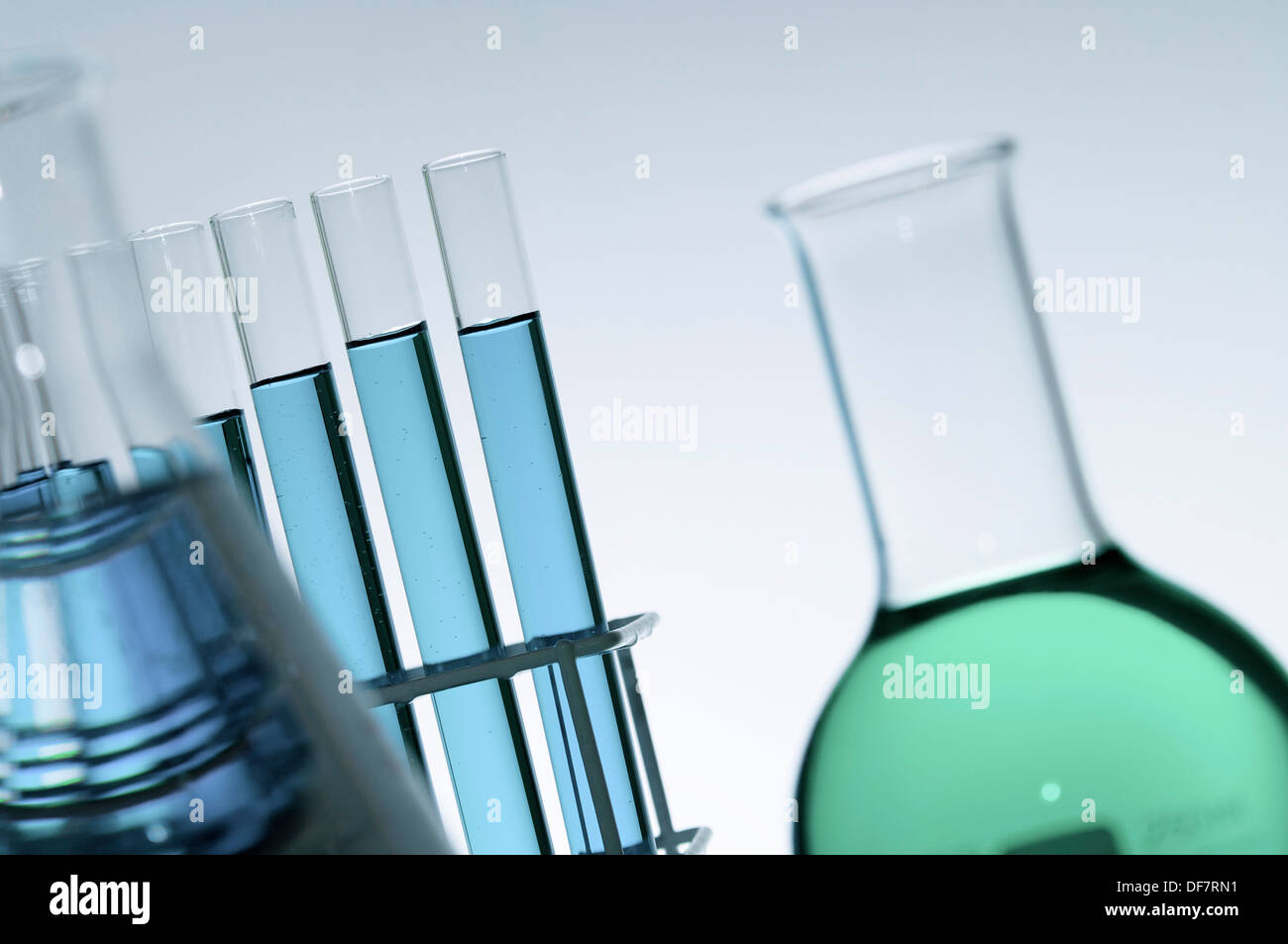 Gruppe von Glaskolben in einem Chemielabor Stockfoto