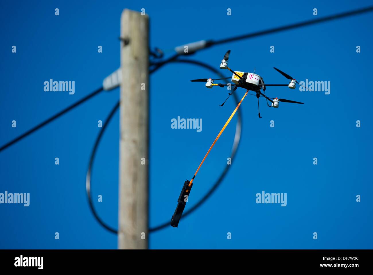 Kremmen, Deutschland. 30. September 2013. Ein Quadrocopter malt Kupferkabel  mit künstlichen DNA während einer Deutschen Telekom Presse-Sitzung in der  Nähe von Kremmen, Deutschland, 30. September 2013. Die Deutsche Telekom  beschäftigt künstlichen DNA