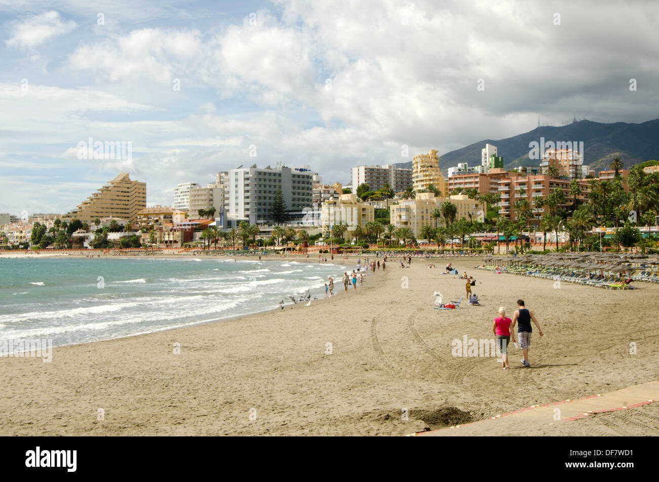 Strand neben Marina Benalmadena mit high-Rise Hotels, Andalusien, Spanien. Stockfoto