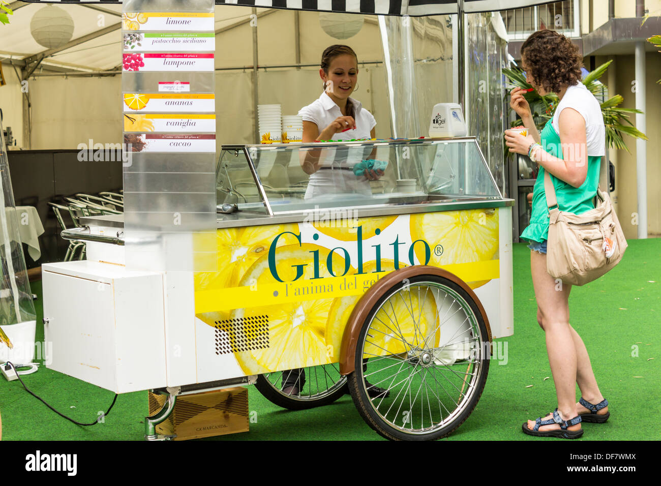 Junge Frau italienisches Eis Verkäufer und Kunde der junge Frau in Interaken, Schweiz Stockfoto