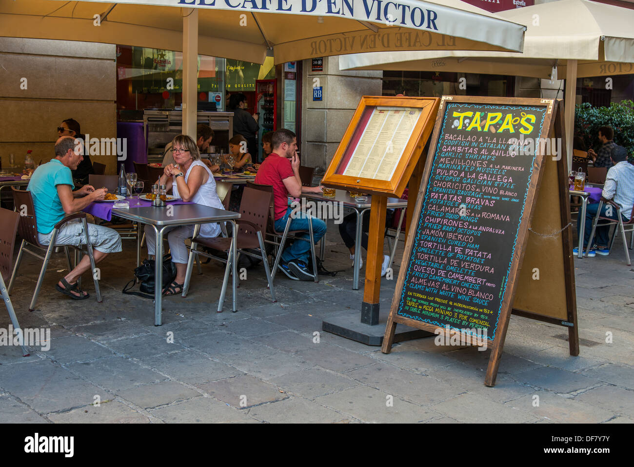 Café im Freien mit Touristen, die an den Tischen im Barri Gotic Bezirk, Barcelona, Katalonien, Spanien Stockfoto