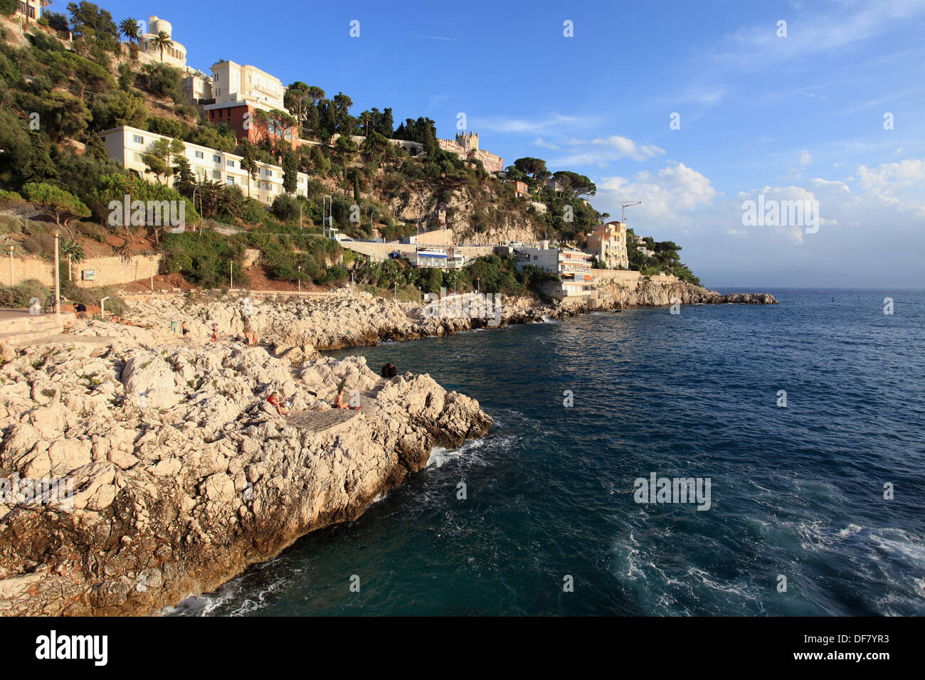 Der felsige Strand La Reserve in netten Stadt, Côte d ' Azur. Stockfoto