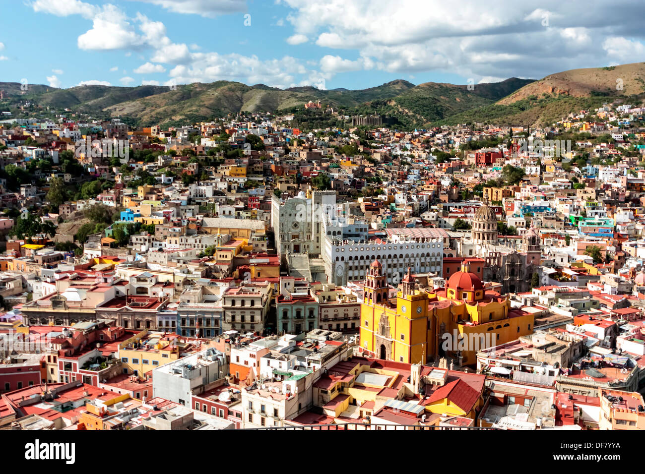 Luftbild Stadt Vista mit gelben Kathedrale im 16. Jahrhundert historischen Viertel von Guanajuato, Mexiko. Stockfoto