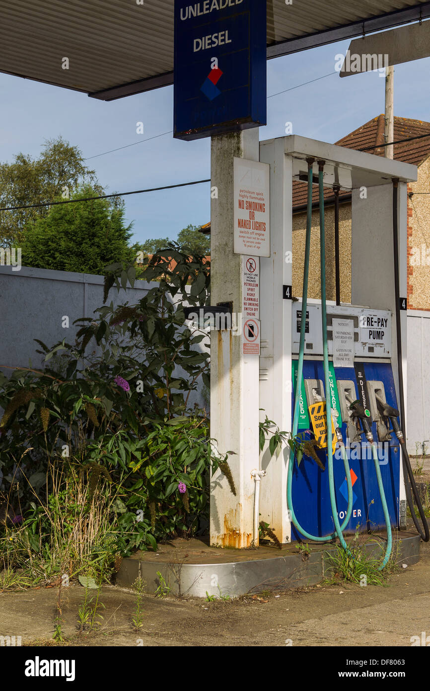 Pflanzen zurückfordern eine stillgelegte und heruntergekommene Tankstelle in Heide und Reichweite. Stockfoto