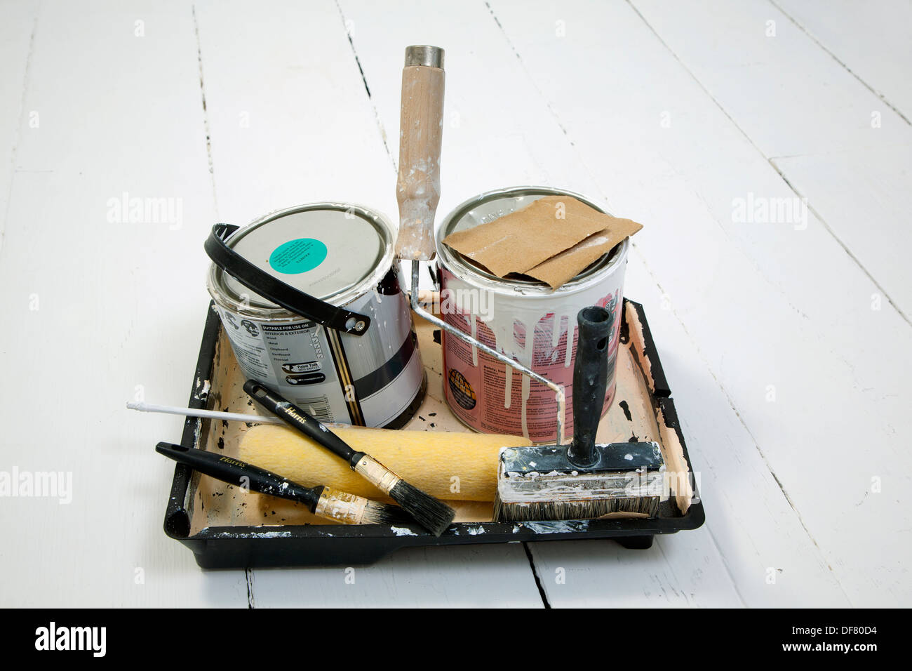 Lack Dosen leer Walze Bürste Bürsten Fach Schleifpapier kleine große verwendete Dekoration weißen Boden Glanz Stockfoto