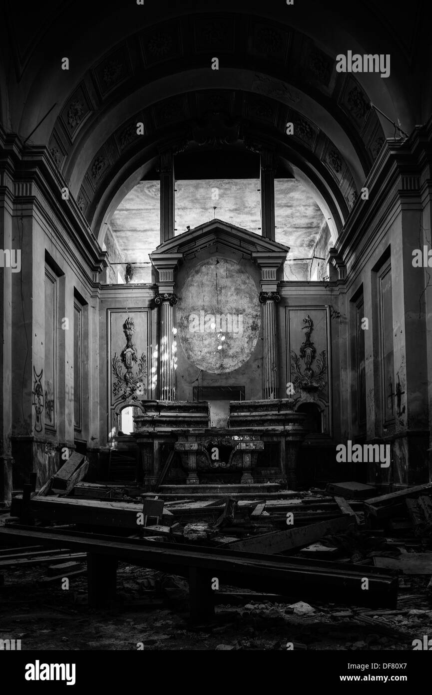 Italien. Zerstörten Kirche Innenansicht Stockfoto