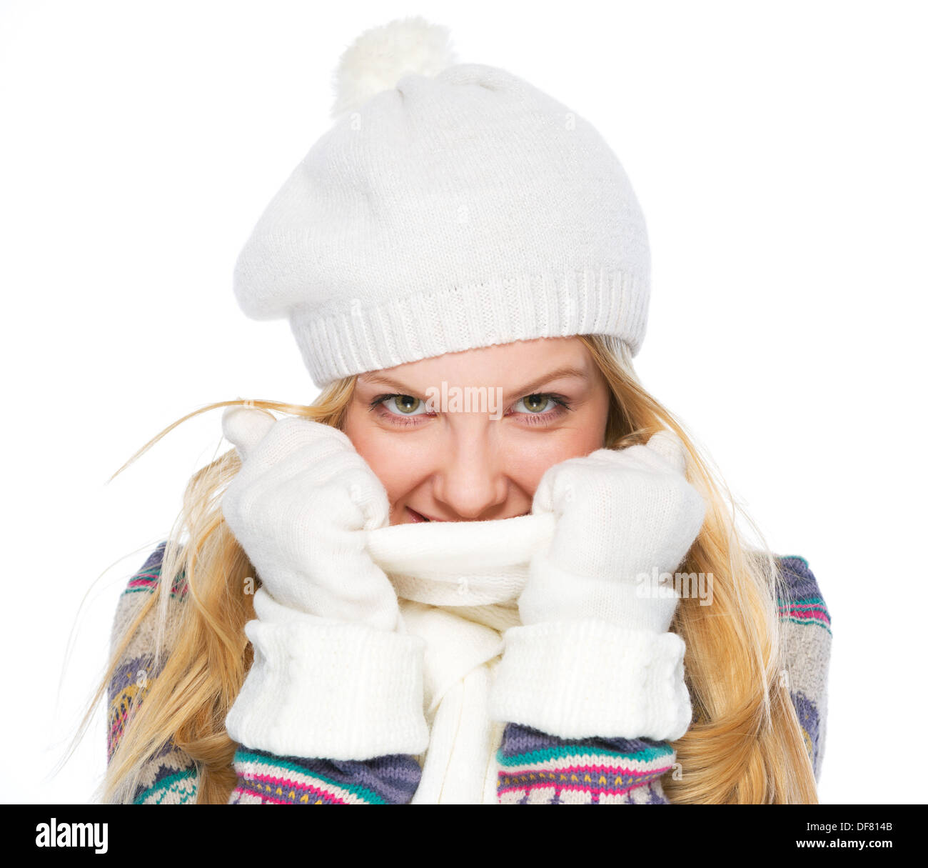 Glückliches Mädchen in Winterkleidung verstecken sich in Schal Stockfoto