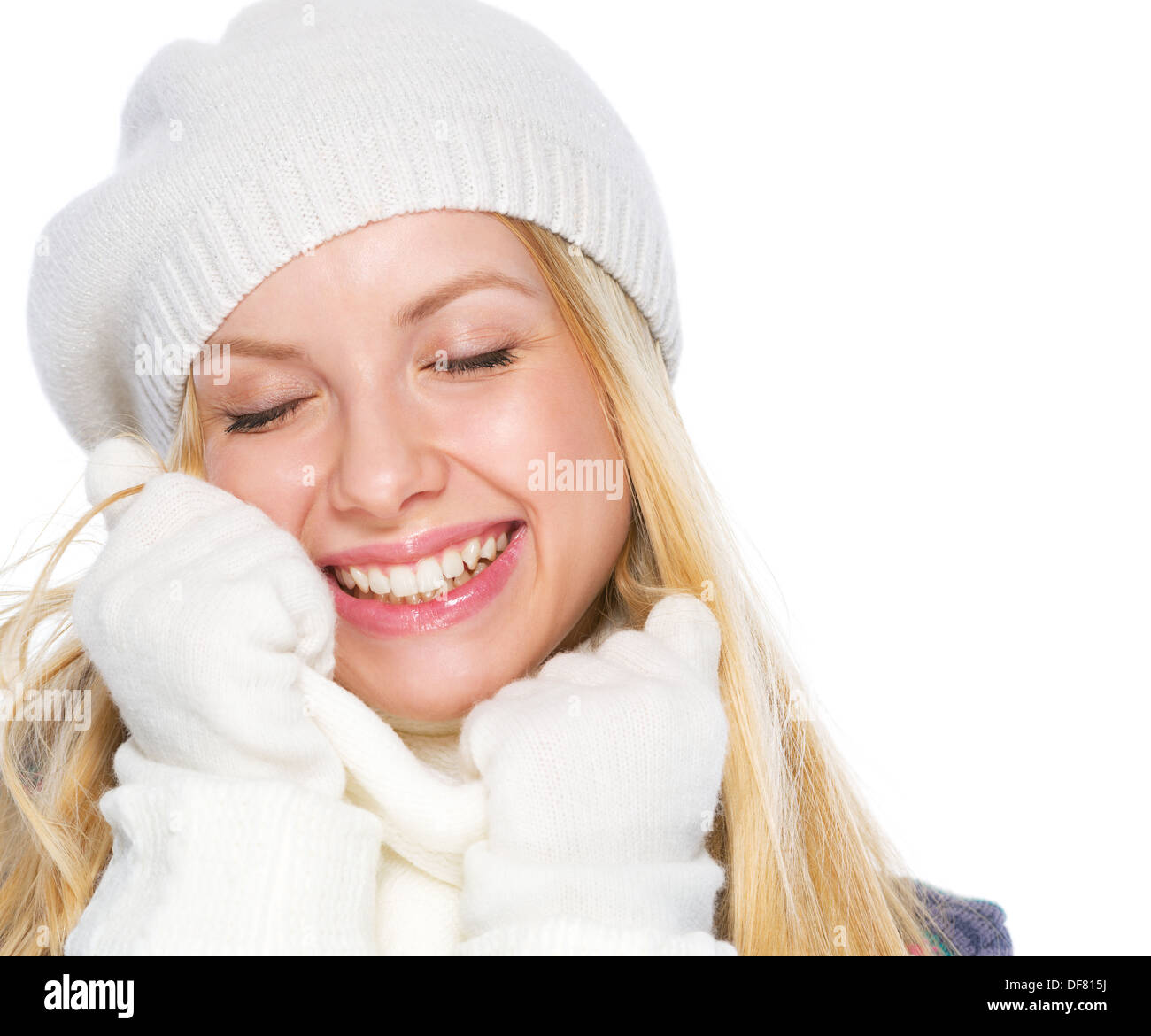 Lächelndes Mädchen in Winterkleidung weichen Schal zu genießen Stockfoto