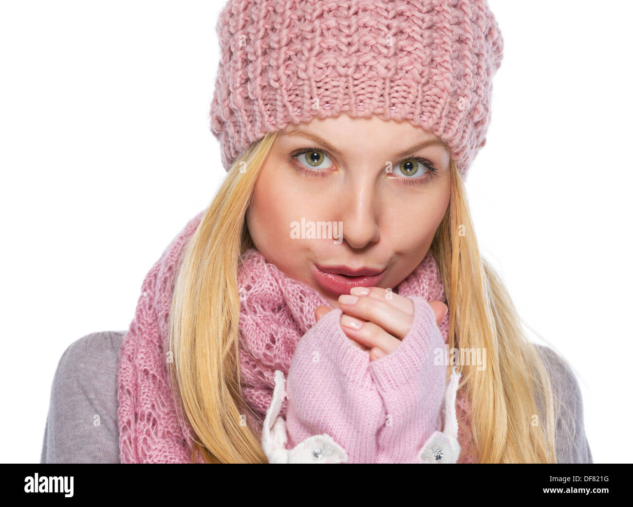 Mädchen in Winterkleidung Hände wärmend Stockfoto