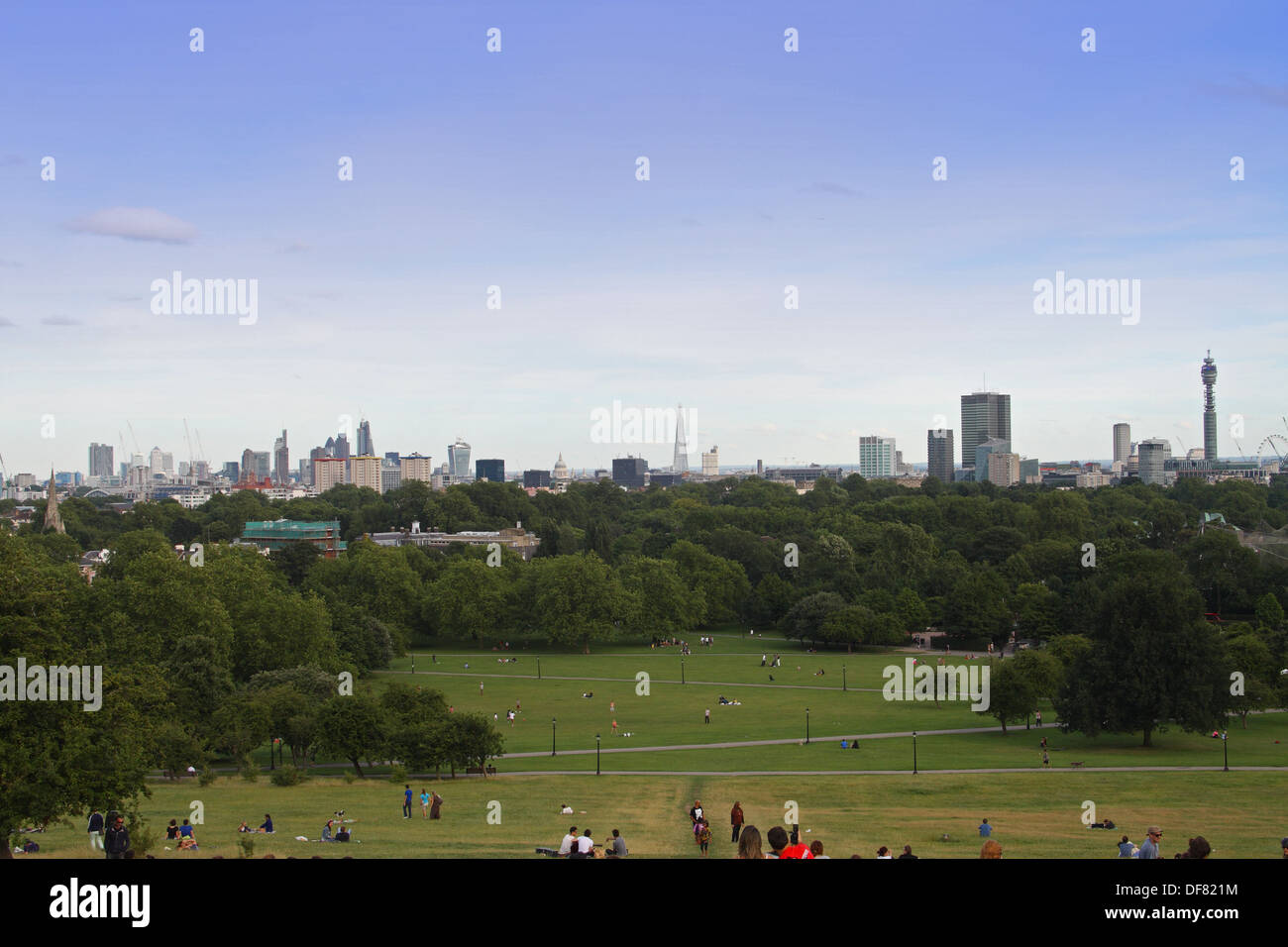Ansicht von London von Primrose Hill, einschließlich The Shard, St. Pauls Cathedral, City of London, BT Tower und Canary Wharf Stockfoto