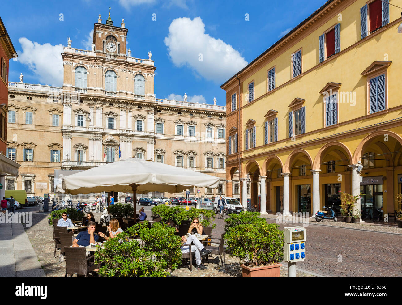 Straßencafé vor dem Palazzo Ducale in der historischen Innenstadt, Largo San Giorgio, Modena, Emilia Romagna, Italien Stockfoto