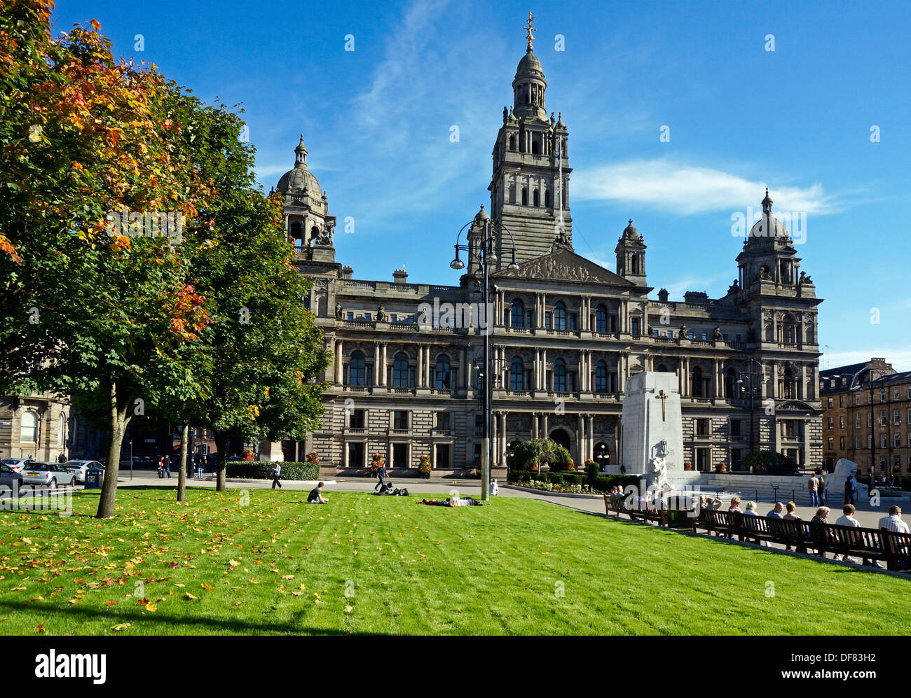 Renovierte George Square in Glasgow Schottland mit neuer Oberfläche und Grass Bett und zeigen Glasgow City Stadt Ratssaal Stockfoto