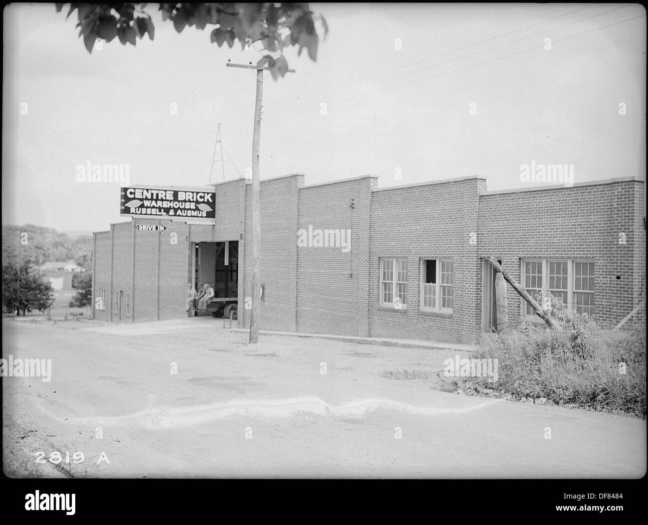 Das Bild zeigt das Russell and Ausmus Warehouse, wahrscheinlich eine gewerbliche oder industrielle Einrichtung, und zeigt das architektonische Design und die Struktur des Gebäudes. Stockfoto