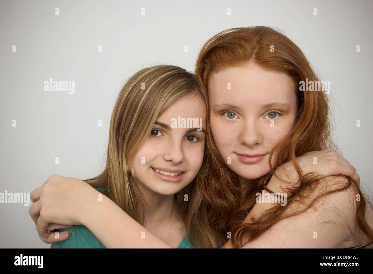 Lange Rote Haare Und Blond Haar Jugendlich Madchen Umarmen Einander Stockfotografie Alamy