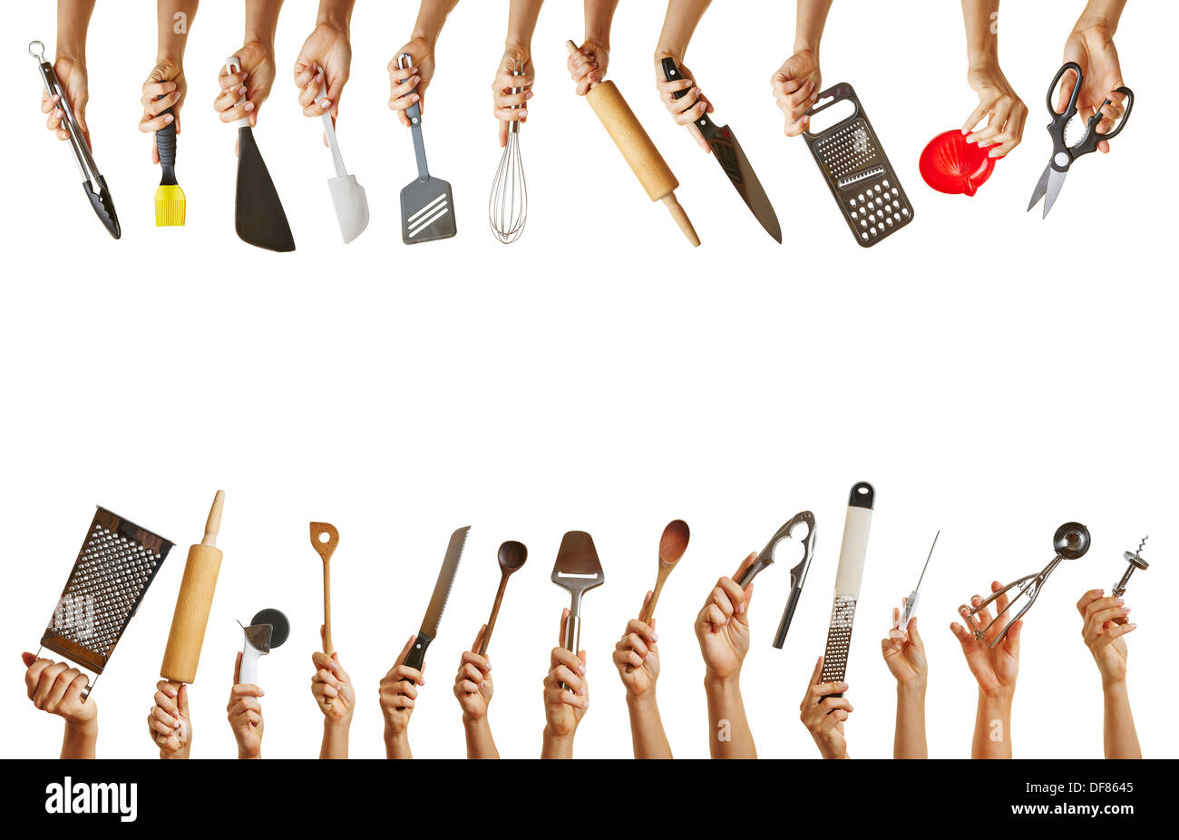 Rahmen mit vielen Händen halten verschiedene Küchenutensilien wie Messer, Scheren und Löffel Stockfoto