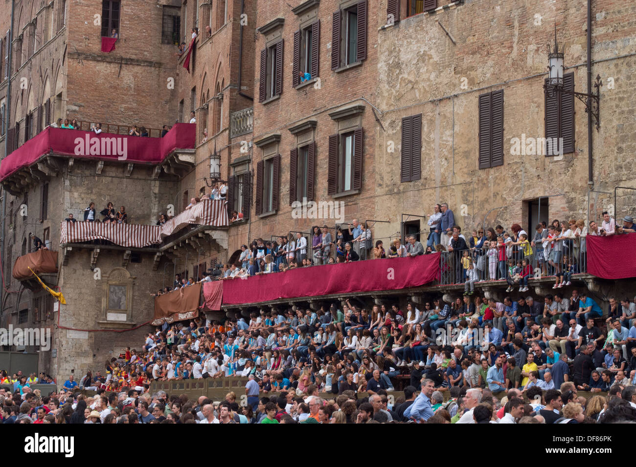 Zuschauer vor einem Palio Testversion, Il Campo, Siena, Toskana, Italien Stockfoto