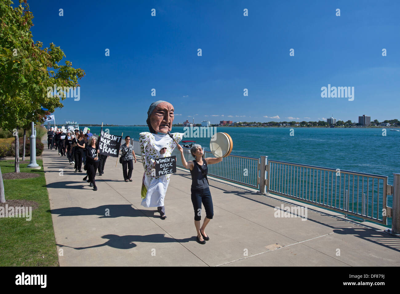 Detroit, Michigan - Mitglieder von Frauen in schwarz, ein Anti-Kriegs-Gruppe marschieren schweigend entlang der Detroit Riverwalk. Stockfoto