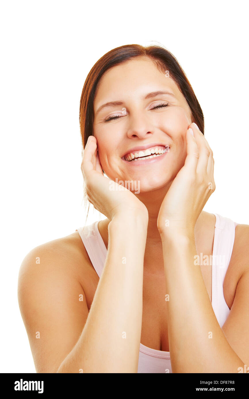 Glücklich lächelnde Frau mit Feuchtigkeitscreme zur Pflege der Haut Stockfoto