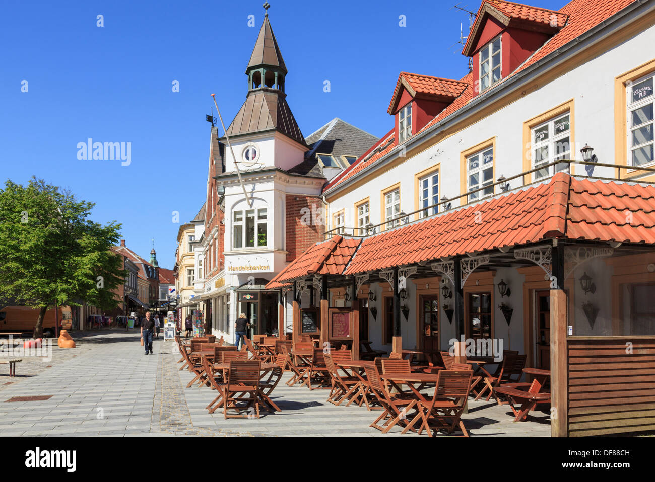 Columbus Cafe und Handelsbanken auf Fußgängerzone im Zentrum der Stadt Lemvig, zentrale Jütland, Dänemark, Skandinavien, Europa Stockfoto