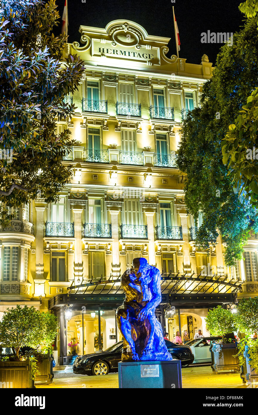 Europa. Fürstentum Monaco, Monte Carlo. Die berühmte Skulptur von Rodin 'le Penseur' vor dem Hotel Hermitage Stockfoto