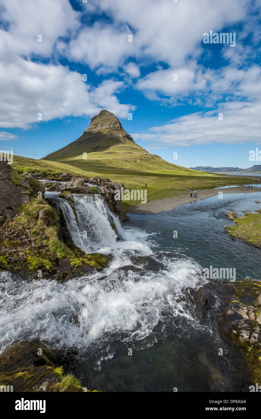 Kirkjufell Wasserfälle, Kirkjufell Berg im Hintergrund, Grundarfjordur, Island Stockfoto