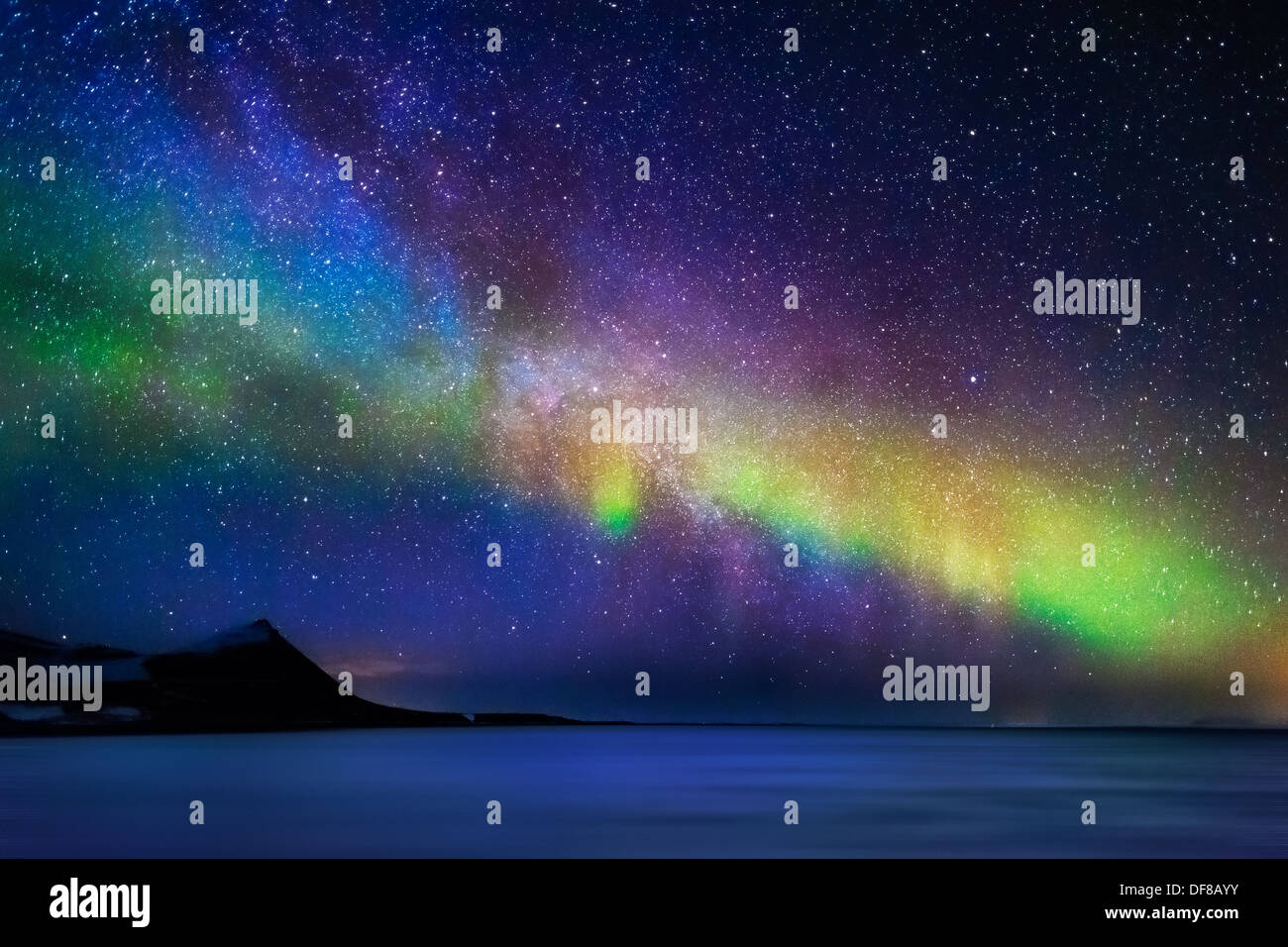 Milchstraße mit Aurora Borealis oder das Nordlicht, Island Stockfoto