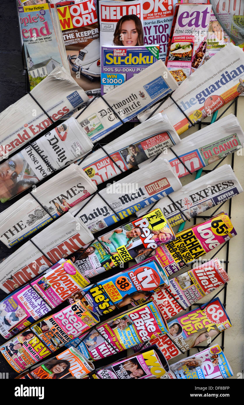 Zeitungen und Zeitschriften auf dem Display an einem Kiosk shop Stockfoto