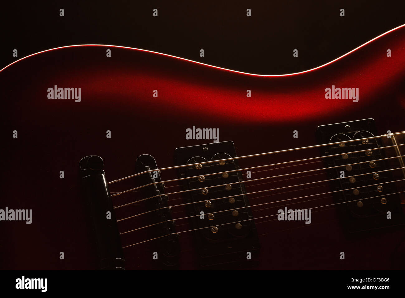 Rot e-Gitarre mit niedrigen Schlüssel Felge Beleuchtung. Stockfoto Rot e-Gitarre mit niedrigen Schlüssel Felge Beleuchtung. Stockfoto