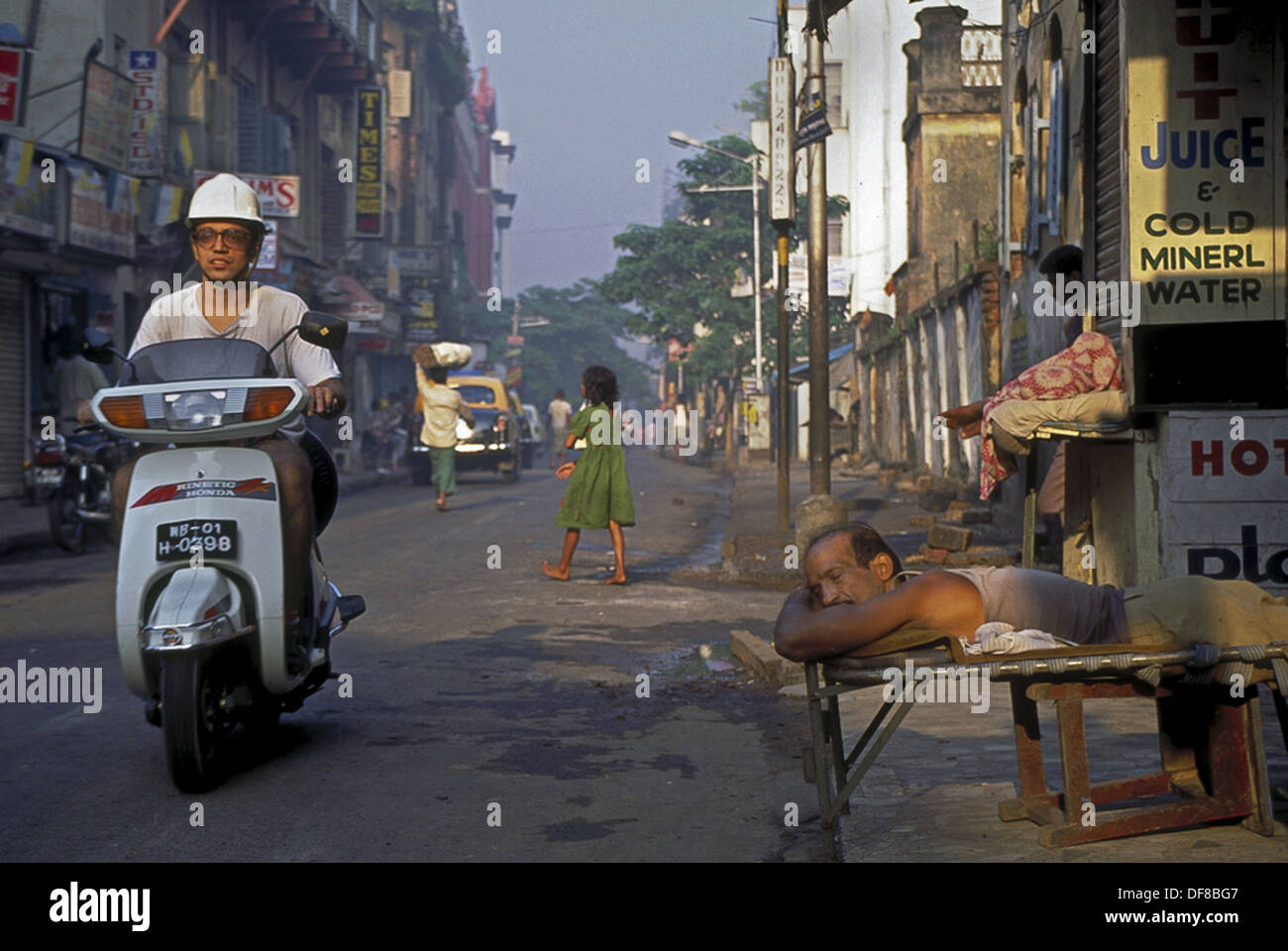 Sudder Street, wo viele Mutter Teresas Freiwilligen bleiben während der Arbeit in Kalkutta, Kolkata. Ladenbesitzer ein Nickerchen. Stockfoto