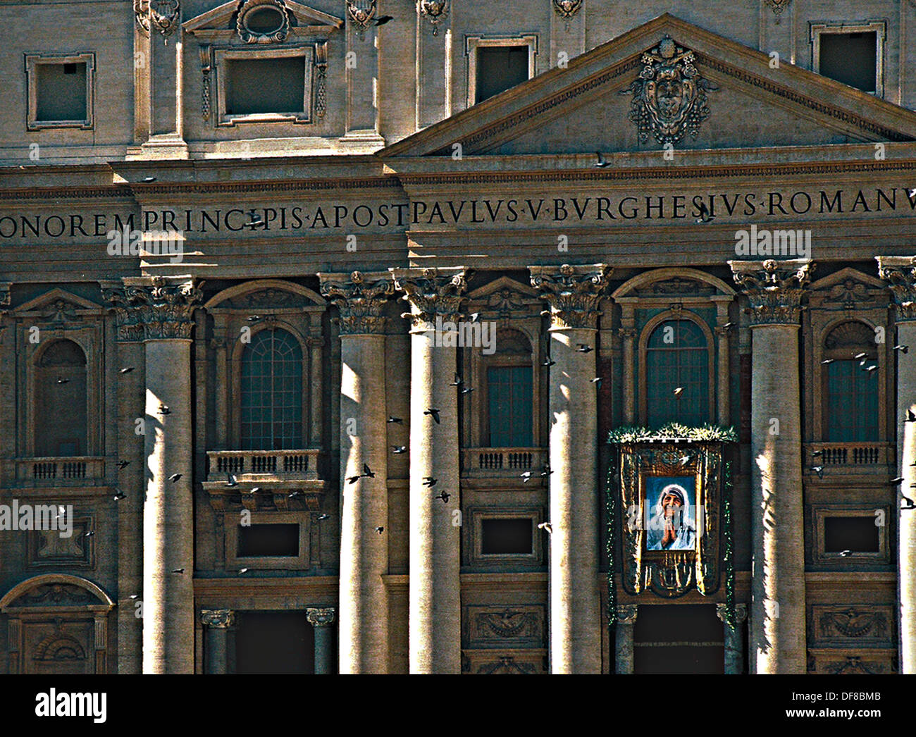 Mutter Teresas Seligsprechung in Rom, Italien. Das neu vorgestellte Bild der selige Teresa von Kalkutta auf den Petersdom. Stockfoto