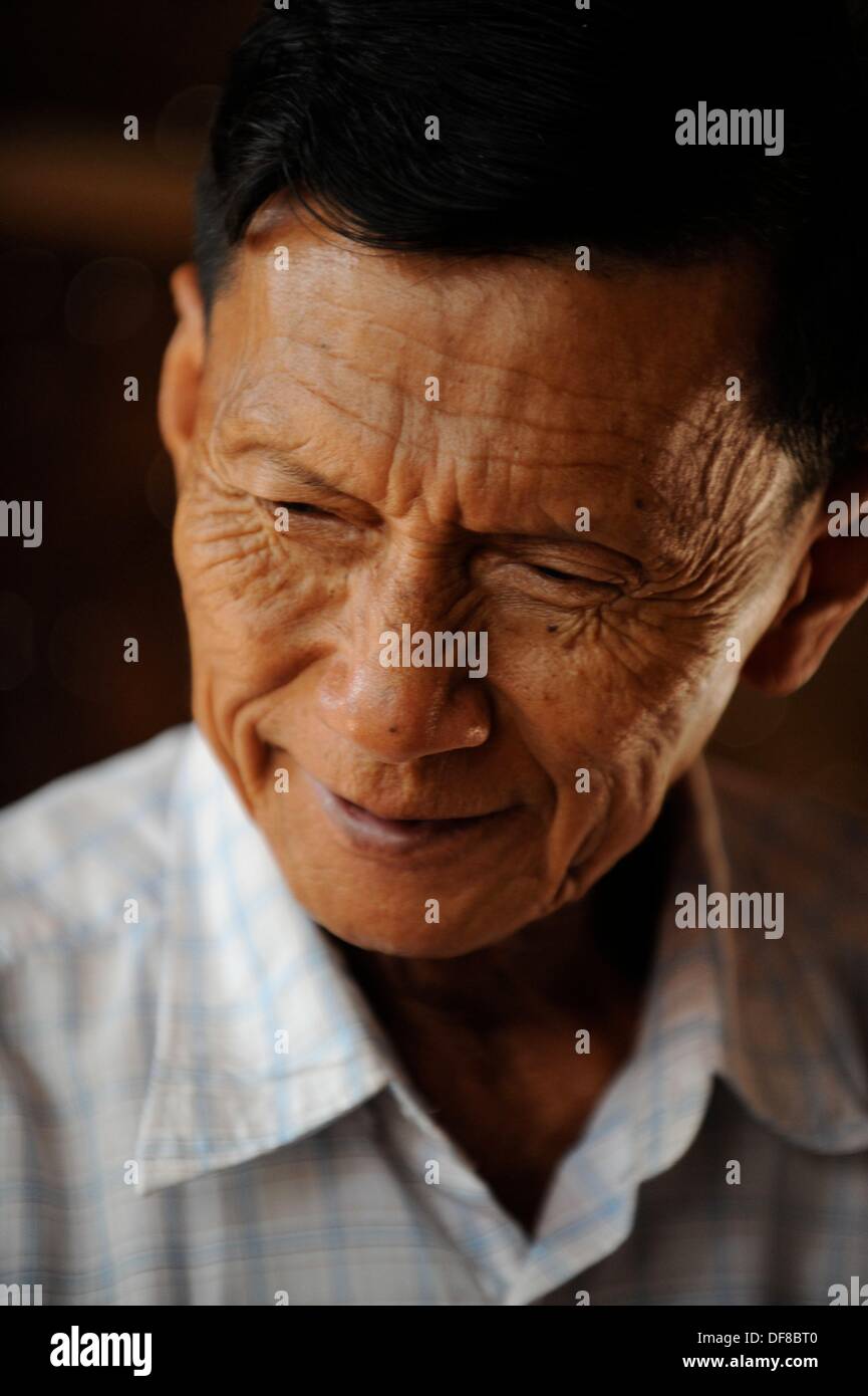 Ein lokaler Arzt sitzt in einer Holzhütte in Bagan, Myanmar, auf 1. April 2013. Foto: Sebastian Kahnert Stockfoto